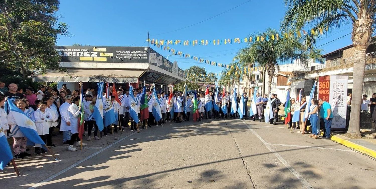 Numerosa presencia de instituciones educativas con sus abanderados y escoltas, engalanaron la ceremonia. Crédito: Municipalidad de Coronda.