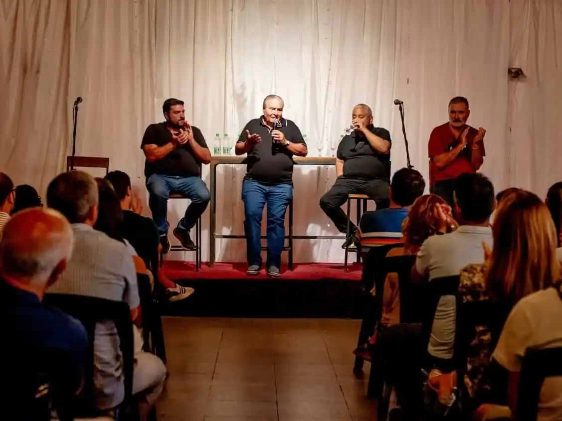 Salazar entre Alessandro y Poletti, los intendentes que participaron del lanzamiento "La Segunda con Axel". Foto: Gentileza Diario Núcleo.