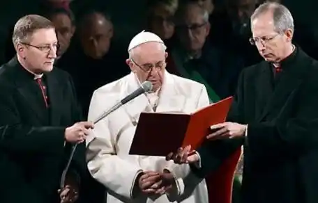 Francisco dedicó la reflexión del Vía Crucis a la tragedia de los inmigrantes