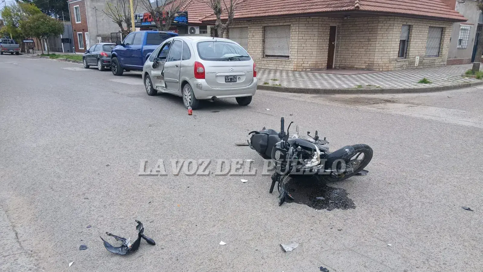 El rodado quedó tendido en el asfalto con daños visibles. Los conductores de ambos vehículos habrían sufrido diversos golpes