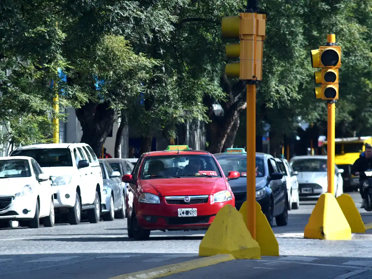 Ventanillas abiertas y alcohol en gel, las medidas adoptadas por los remiseros 