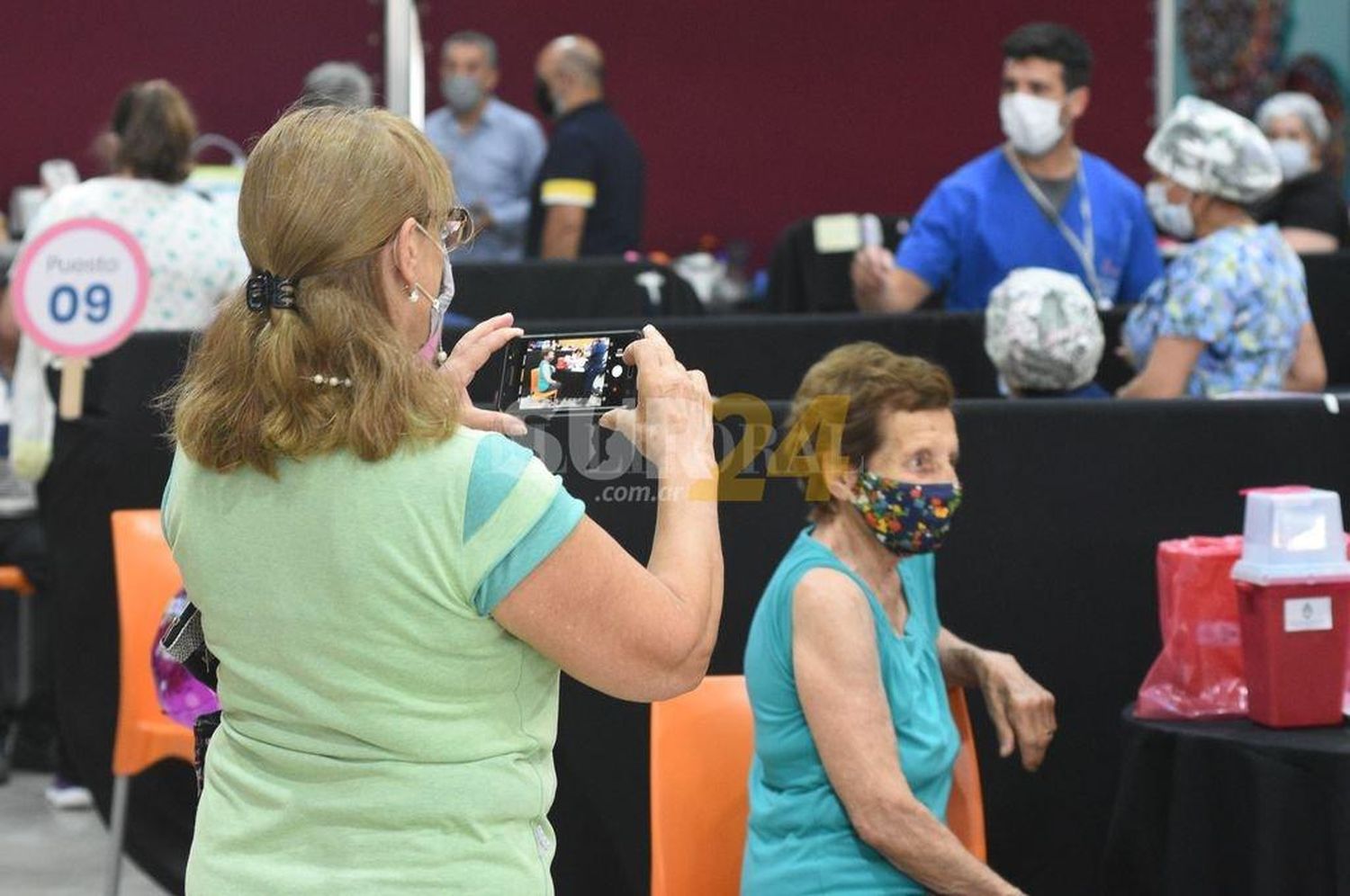 Las personas mayores de 70 volvieron a los vacunatorios para recibir la dosis de refuerzo