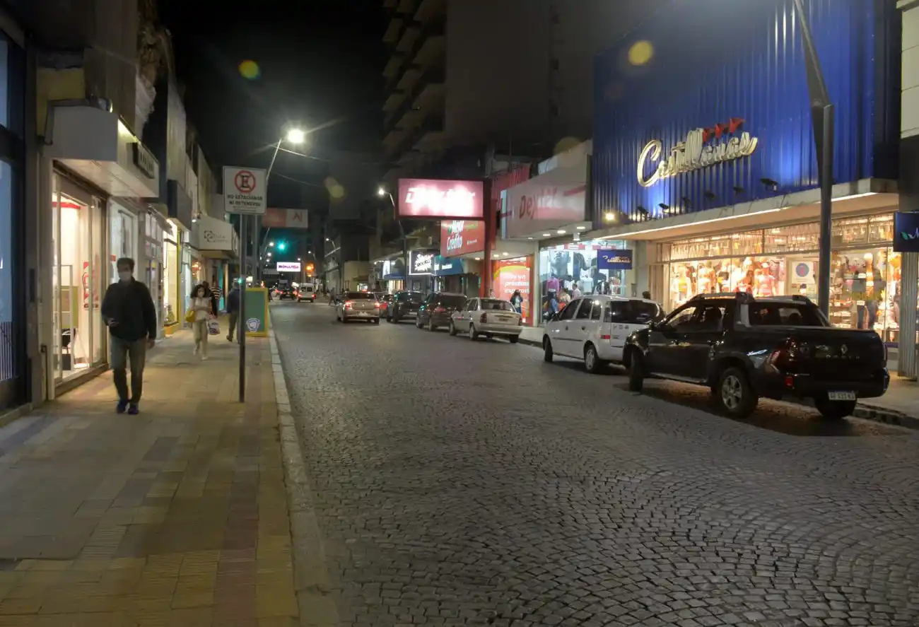 Con los nuevos horarios, el movimiento disminuyó y hay preocupación en los comerciantes