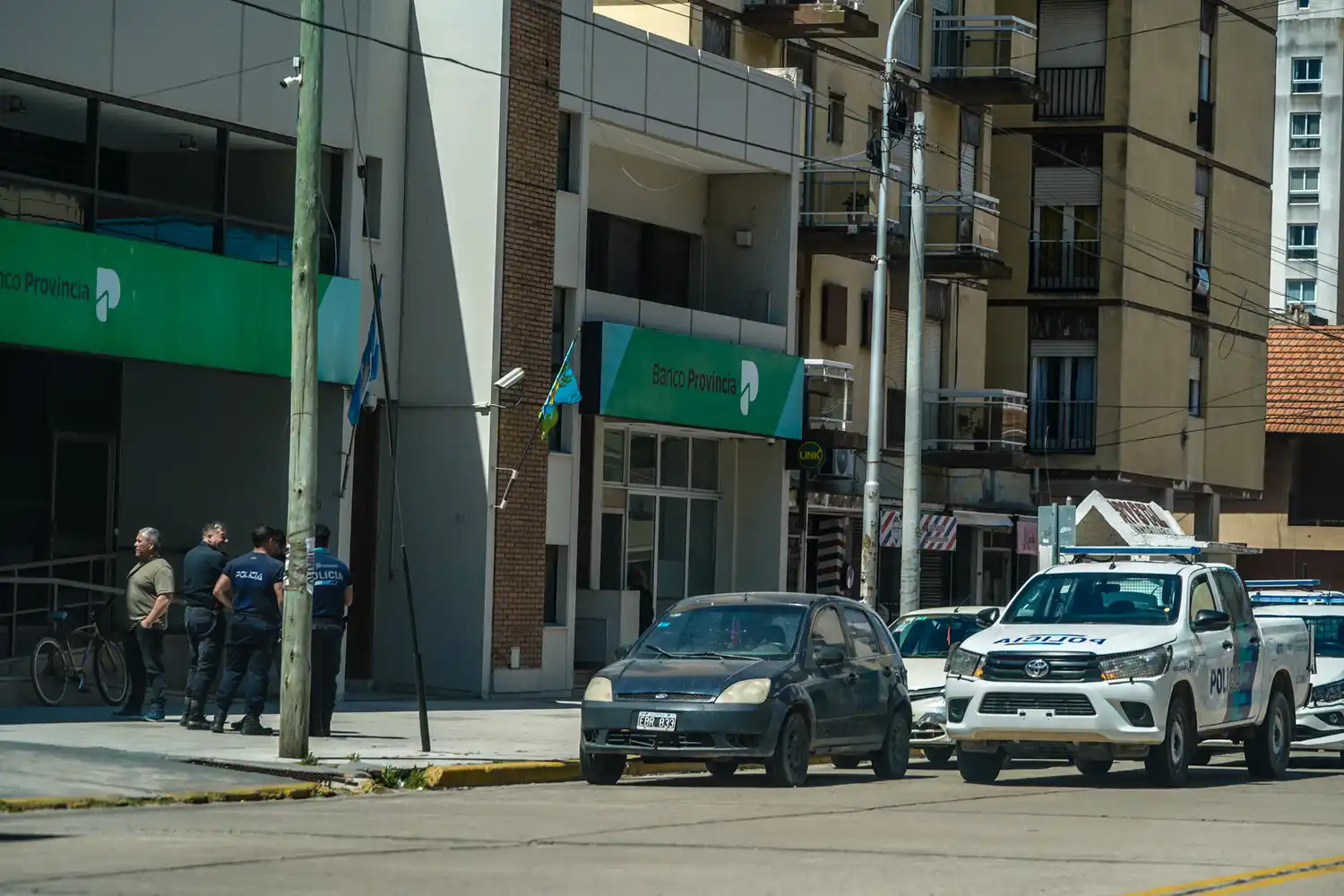 Encontraron un bolso con una pistola y cerca de un millón de pesos