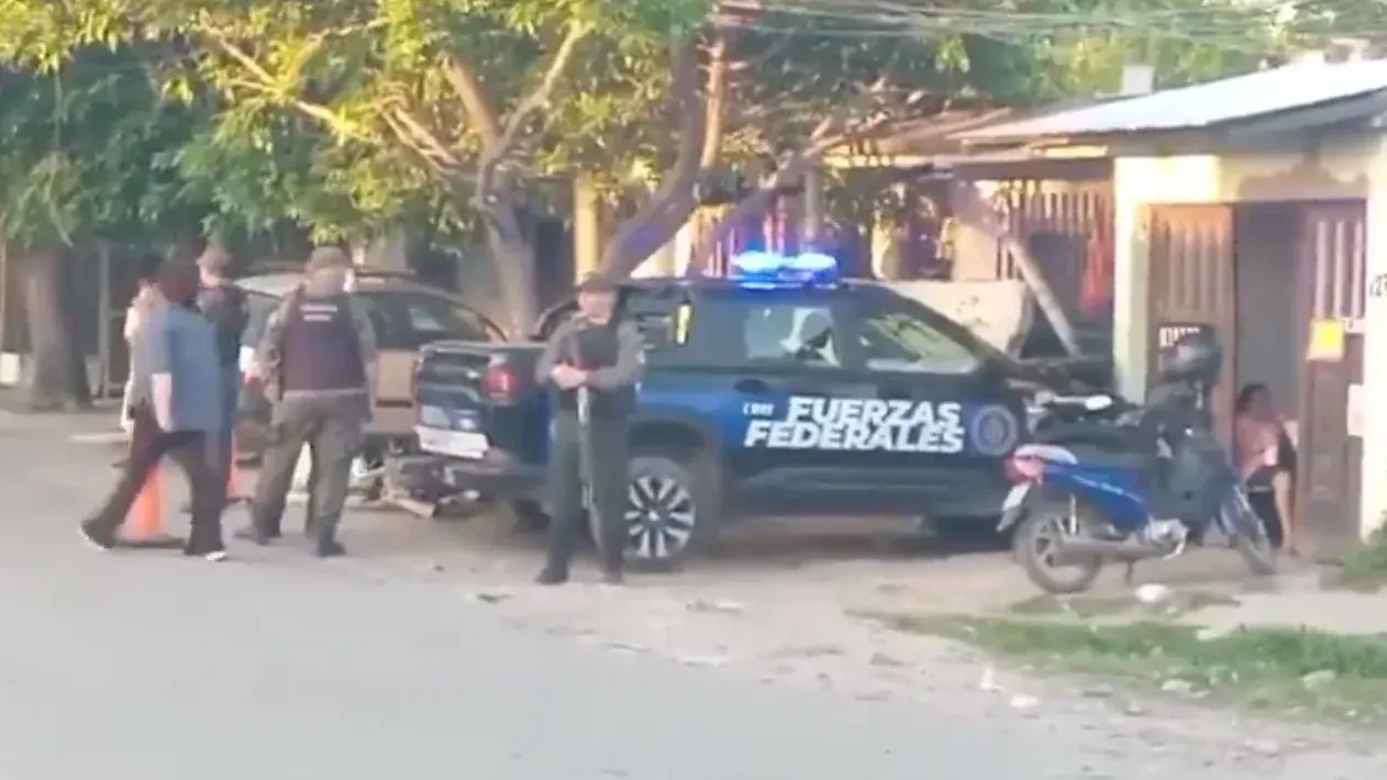 Una persecución en Empalme Graneros terminó con una camioneta de Gendarmería incrustada en una casa