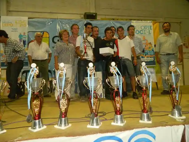 Entregaron kits deportivos a 32 clubes de ligas amateurs de fútbol de la ciudad