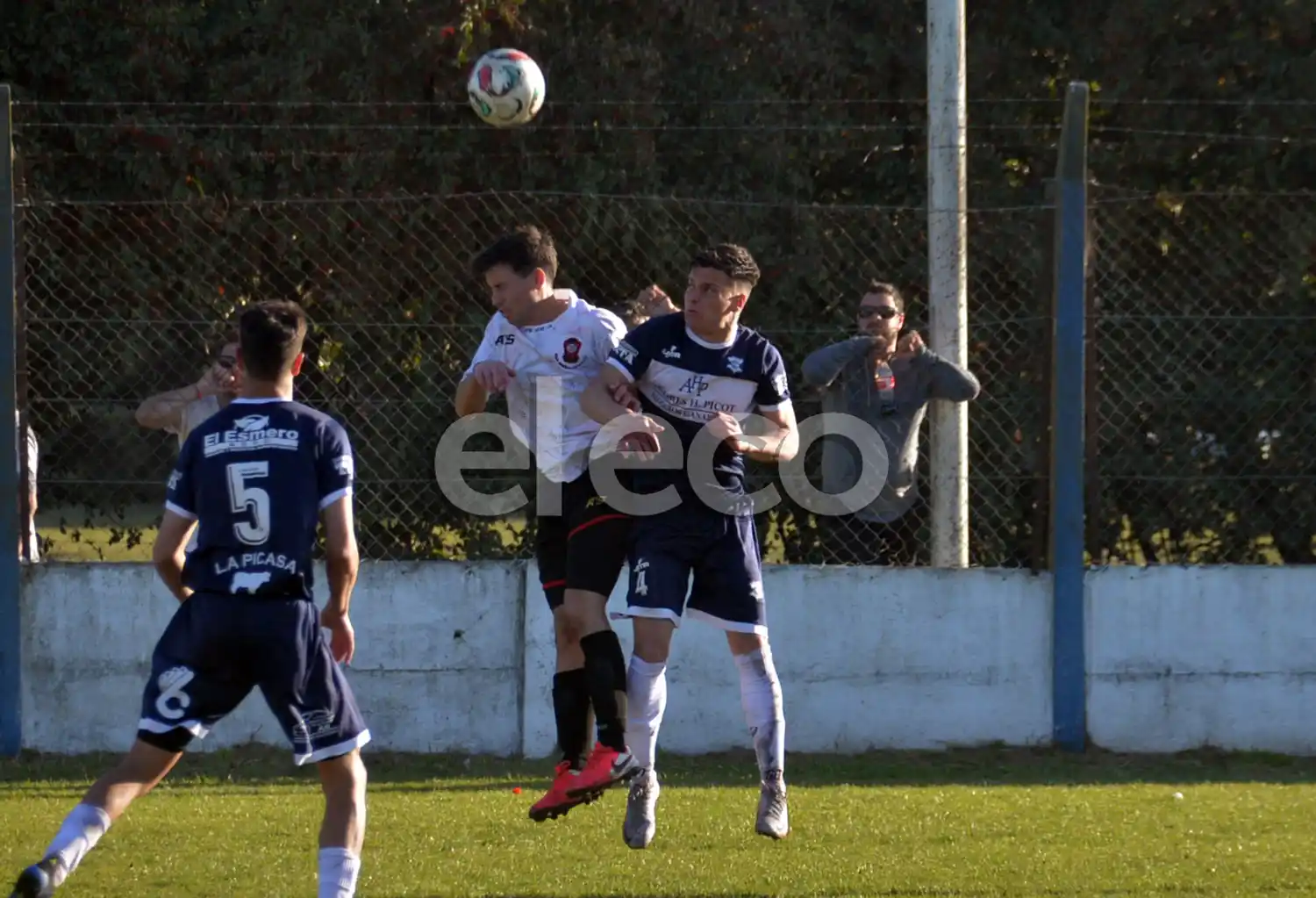 Didío y Leonel Iriart, arriba por la pelota, con Germán Iriart cerca. Gimnasia y Sarmiento no se sacaron ventajas.