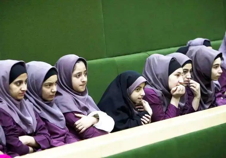 Envenenan a cientos de niñas en Irán para que no vayan a la escuela