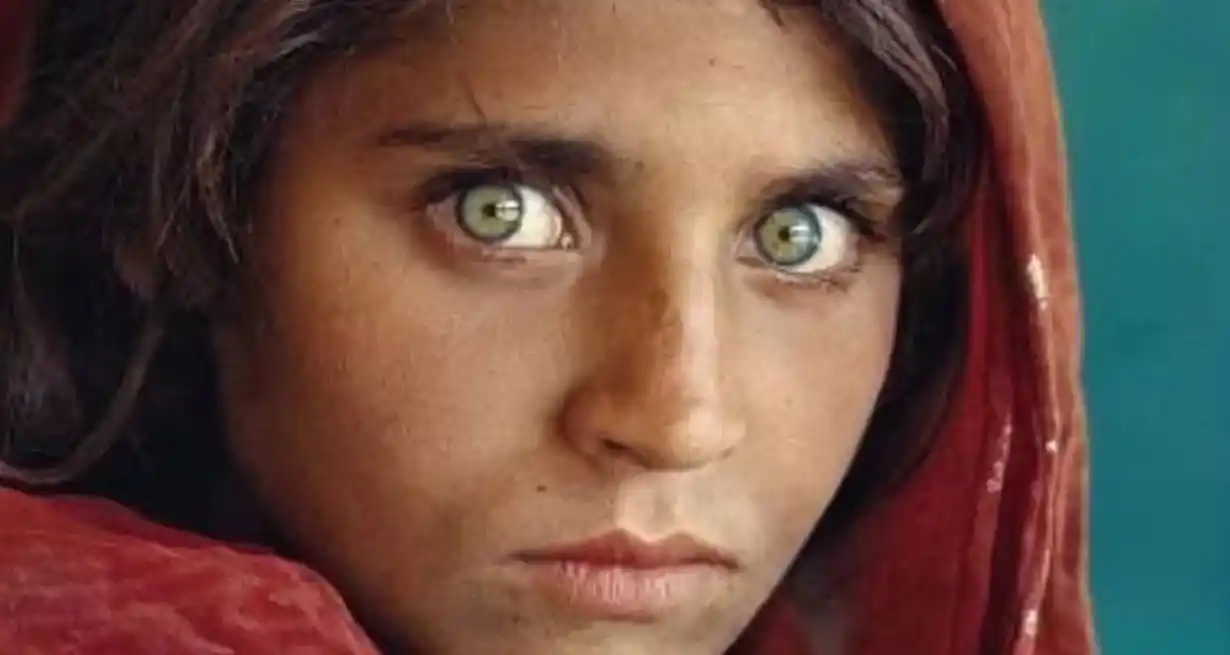 Afganistán, año 1985, Sharbat Gula y el poderoso impacto de una mirada "de ojos verdes" que se hizo universal gracias a la sensible captura del fotoperiodista estadounidense Steve McCurry. Encanto, inocencia, sufrimiento, dolor.