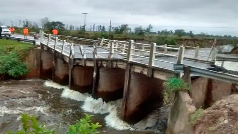 Cayó un puente en la Ruta 12 y hay alerta por otros tramos