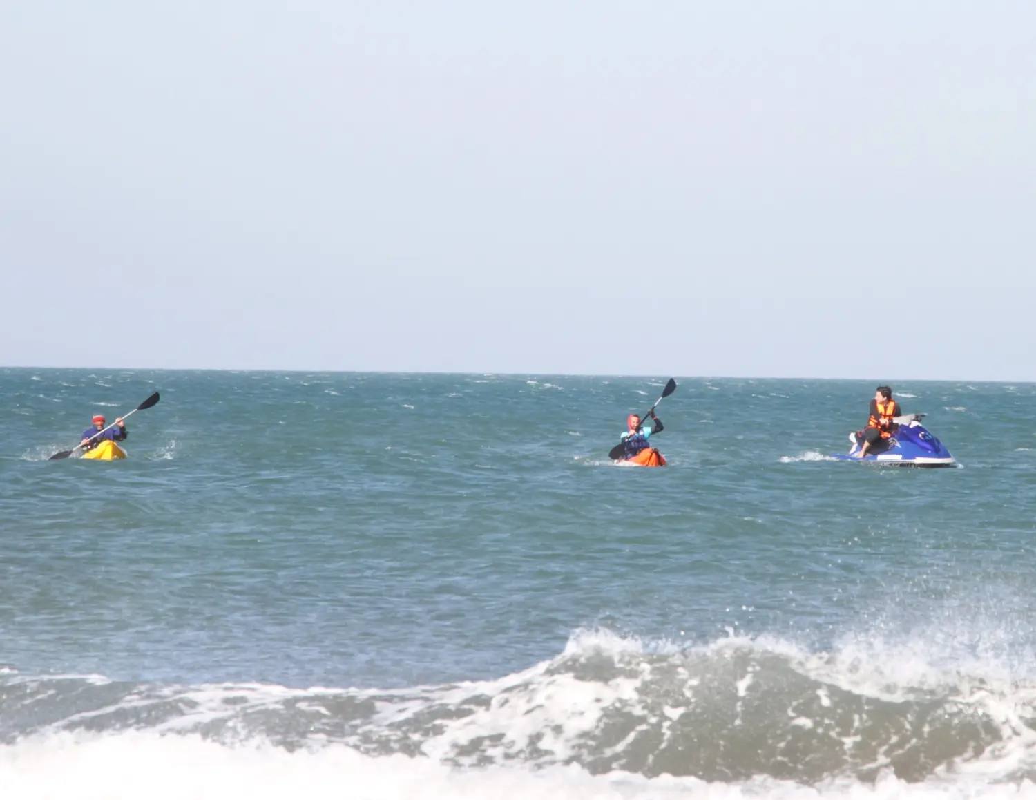 Por precaución, retiraron a dos kayakistas que se encontraban en el mar