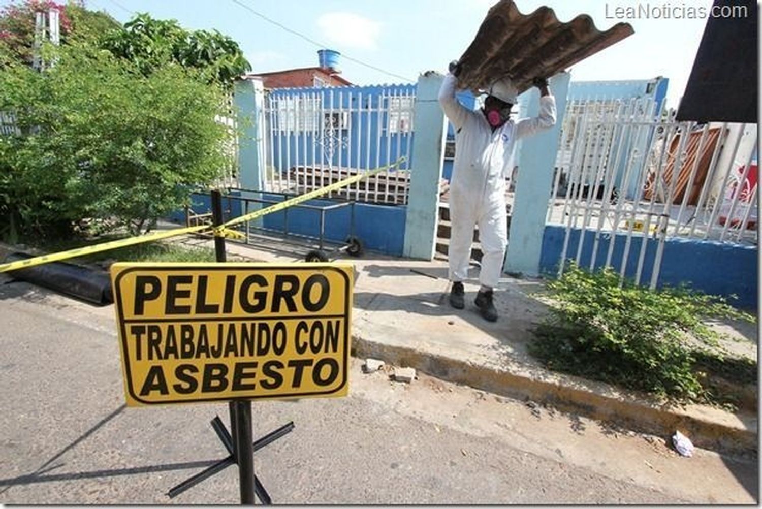 Cuando comenzaron a conocerse a nivel mundial las enfermedades que puede causar el asbesto, el mineral empezó a retirarse de las construcciones.