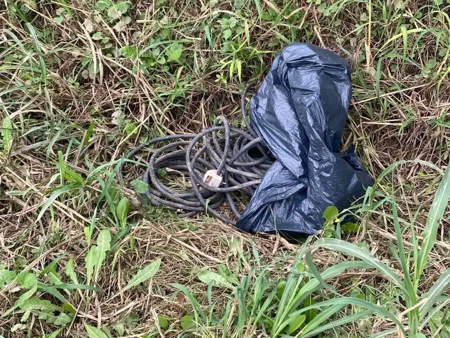 Tiró una bolsa llena de cables y salió corriendo cuando vio a la GUR