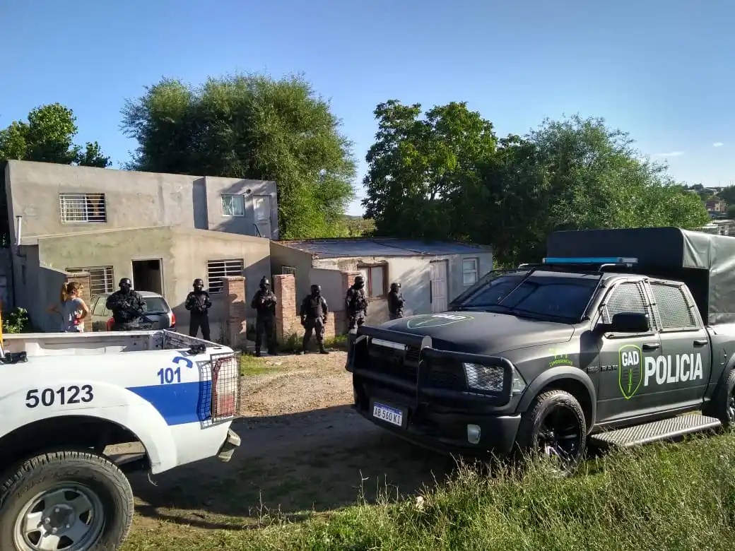 Allanaron una vivienda y secuestraron elementos en busca de los motochorros 