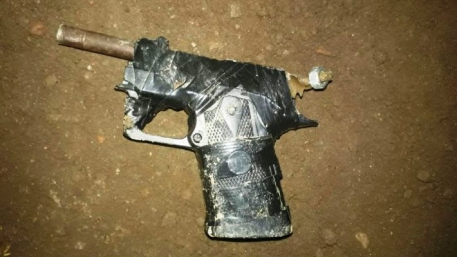 El arma que intentó disparar el adolescente.