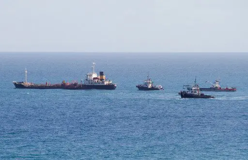 Por temor a un DESASTRE AMBIENTAL, Venezuela remolca buque petrolero varado en Margarita