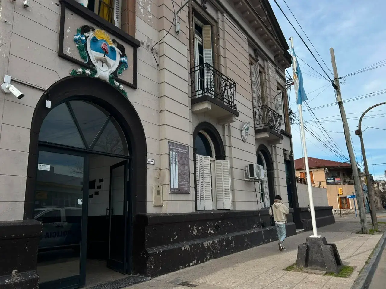 Para comunicarse con la policía hay que llamar al 911 o al Centro de Monitoreo.