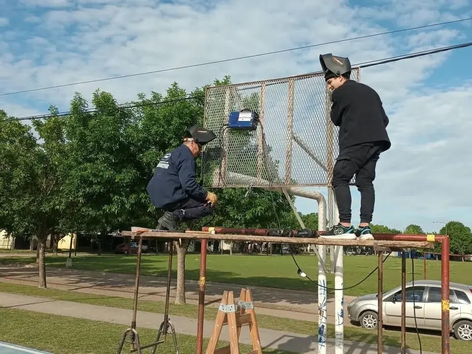 El Municipio renovó playones deportivos con tableros fabricados por estudiantes del ITEC en Rafaela