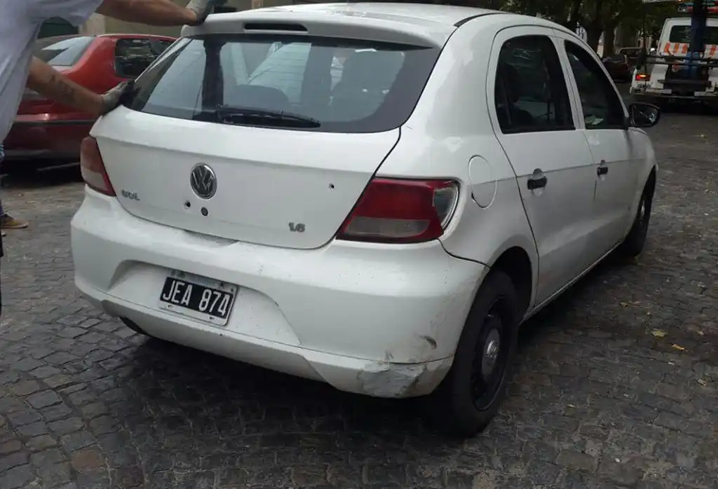 En medio de una frenética persecución, policías dispararon a mansalva contra una auto