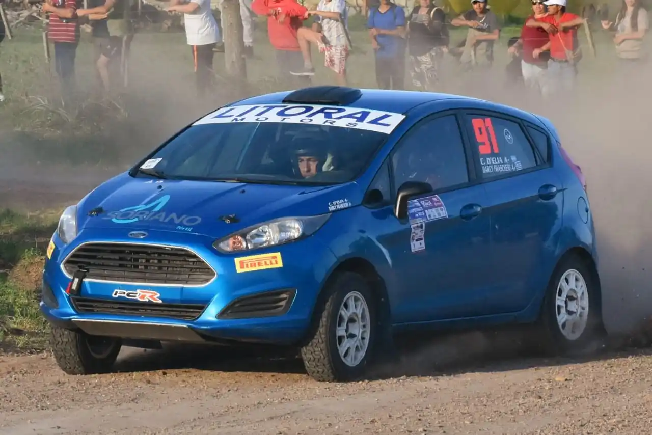 Delía y el Ford Fiesta Kinetic con el que busca repetir el título del 2023.