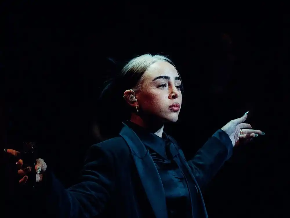 Este show marcó un hito en su carrera y en la escena urbana argentina, ya que se convirtió en la primera artista de su generación del género urbano en encabezar un recital sinfónico completo en el emblemático teatro.