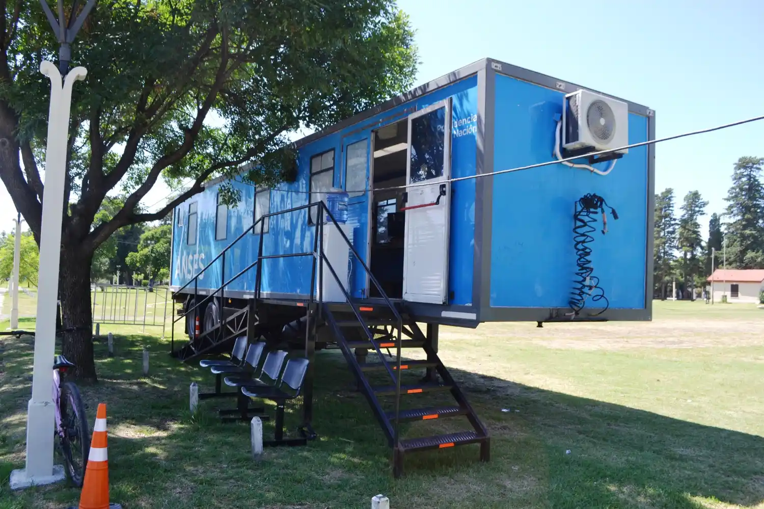 La oficina móvil de Anses que presta servicios en Firmat. Foto: Sur24