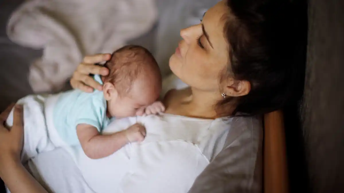 El suelo pélvico debilitado y la diástasis abdominal son razones clave para no apurarse con la actividad física posparto/ DeporteGlam