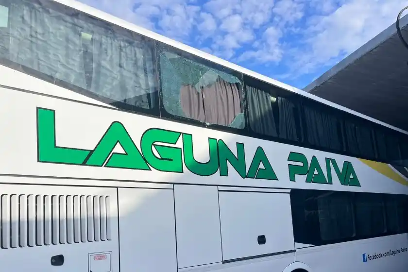 Nueva agresión contra un micro que traslada personal del Servicio Penitenciario: rompieron una ventanilla de un piedrazo