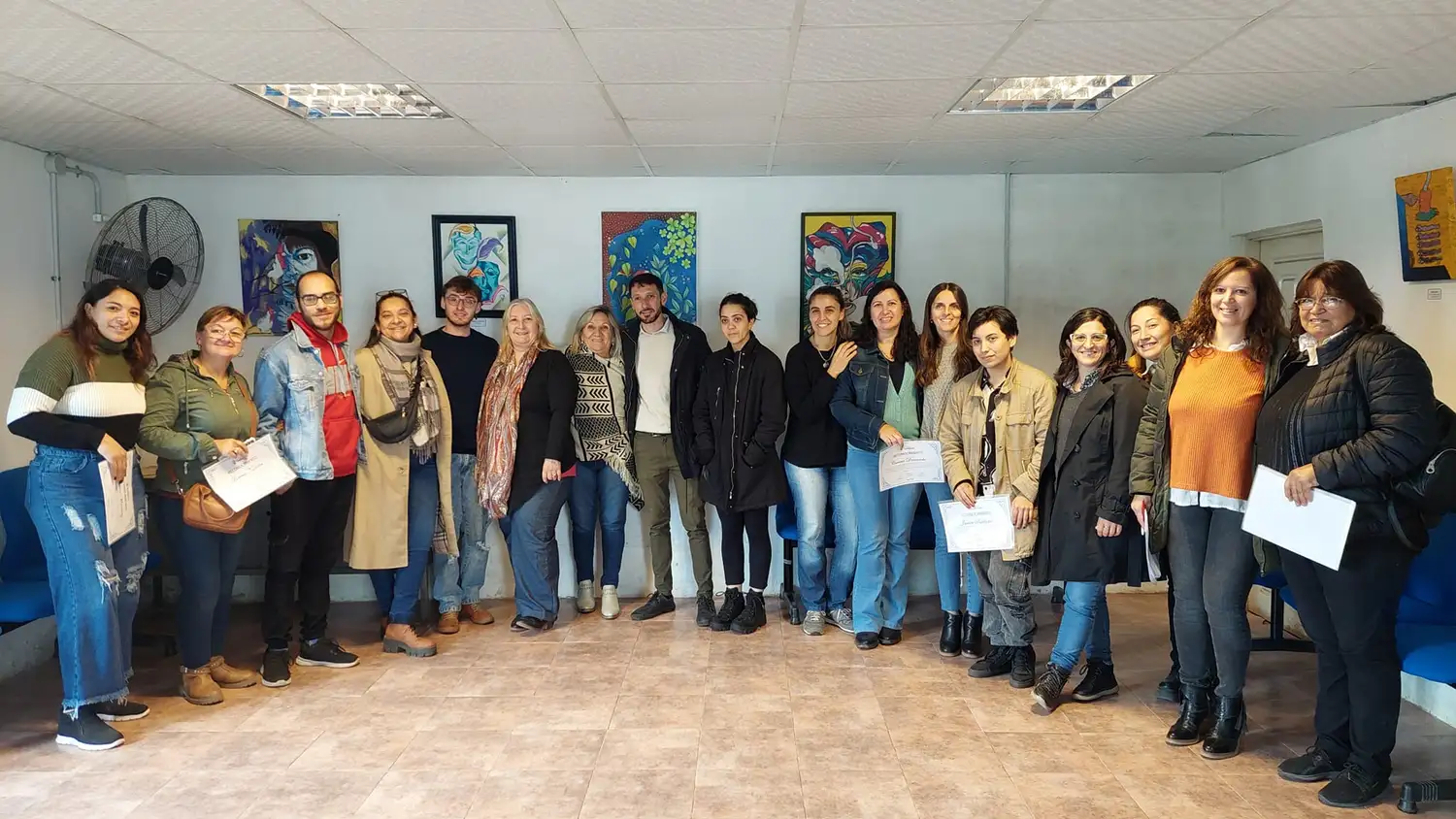 Autoridades municipales junto a algunos de los artistas expositores.