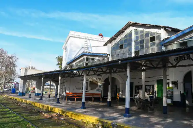 Realizan trabajos de pintura y embellecimiento del Centro Cultura “Vieja Estación”