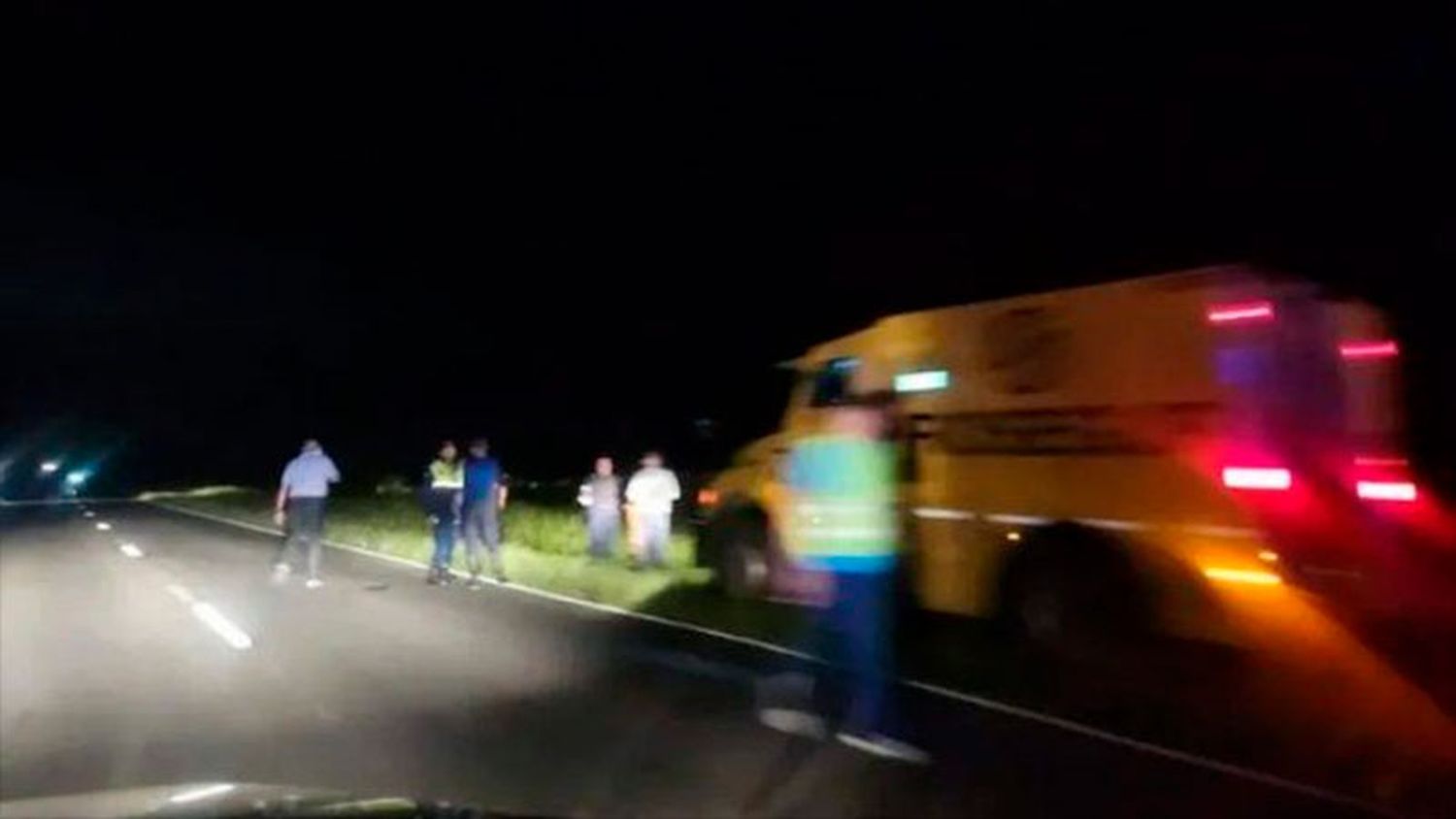 Un camión de caudales perdió dinero en medio de la Ruta 12 durante la tormenta