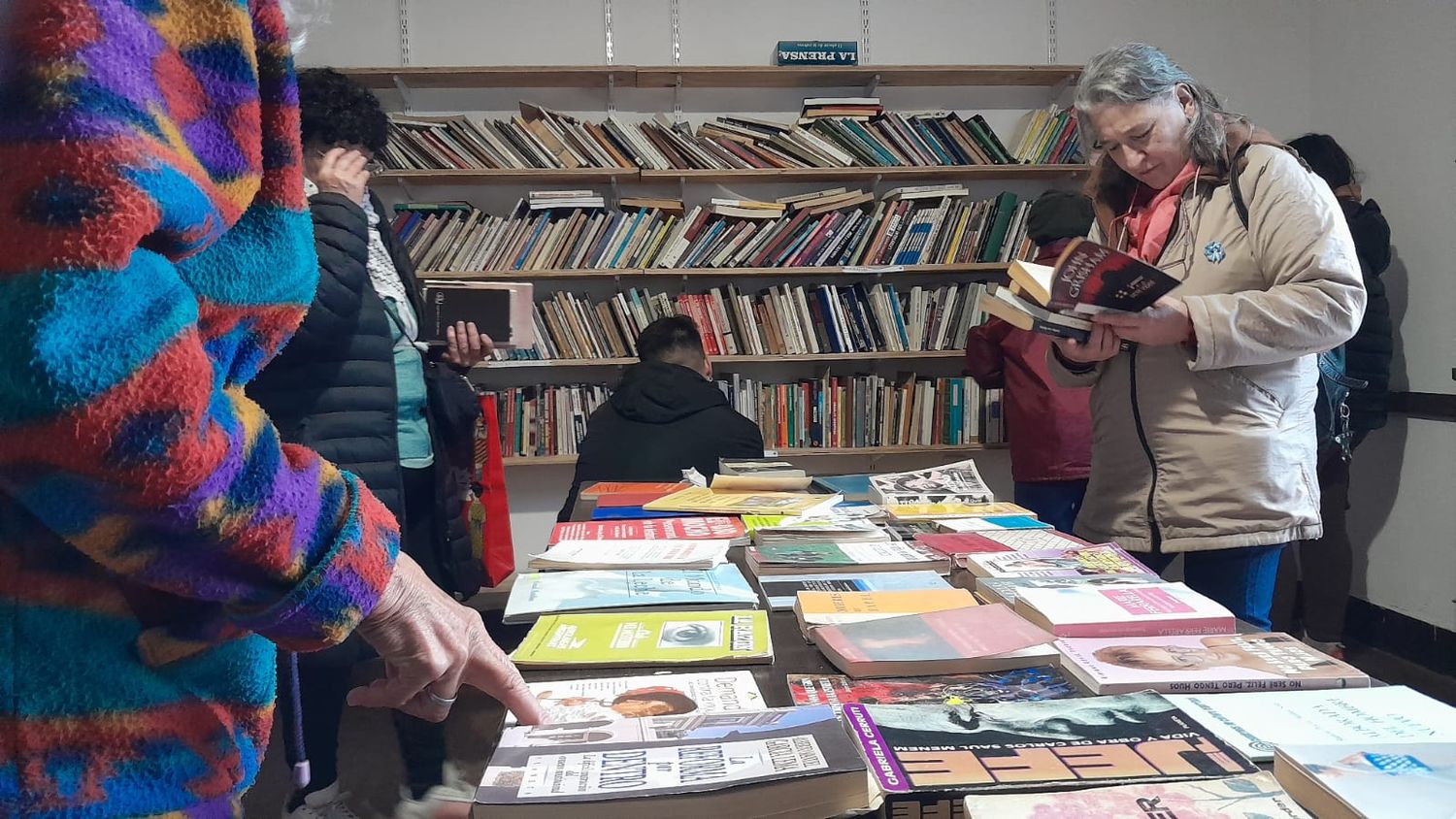 La ONG Casa de 20 cumple 7 años sembrando libros en espacios públicos