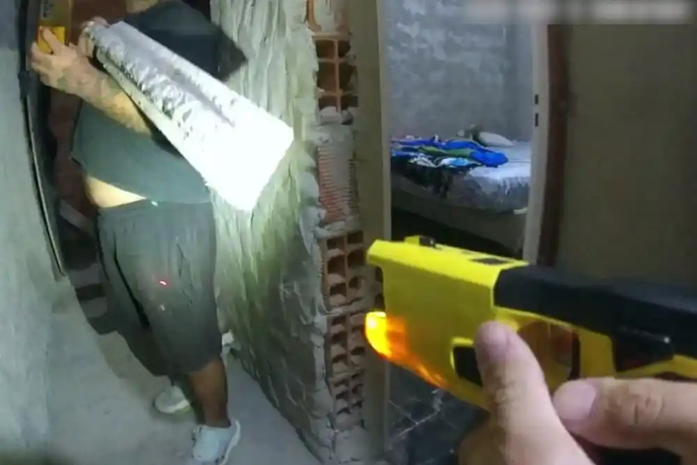 Policías usaron una pistola Taser para reducir a un acusado por violencia de género.