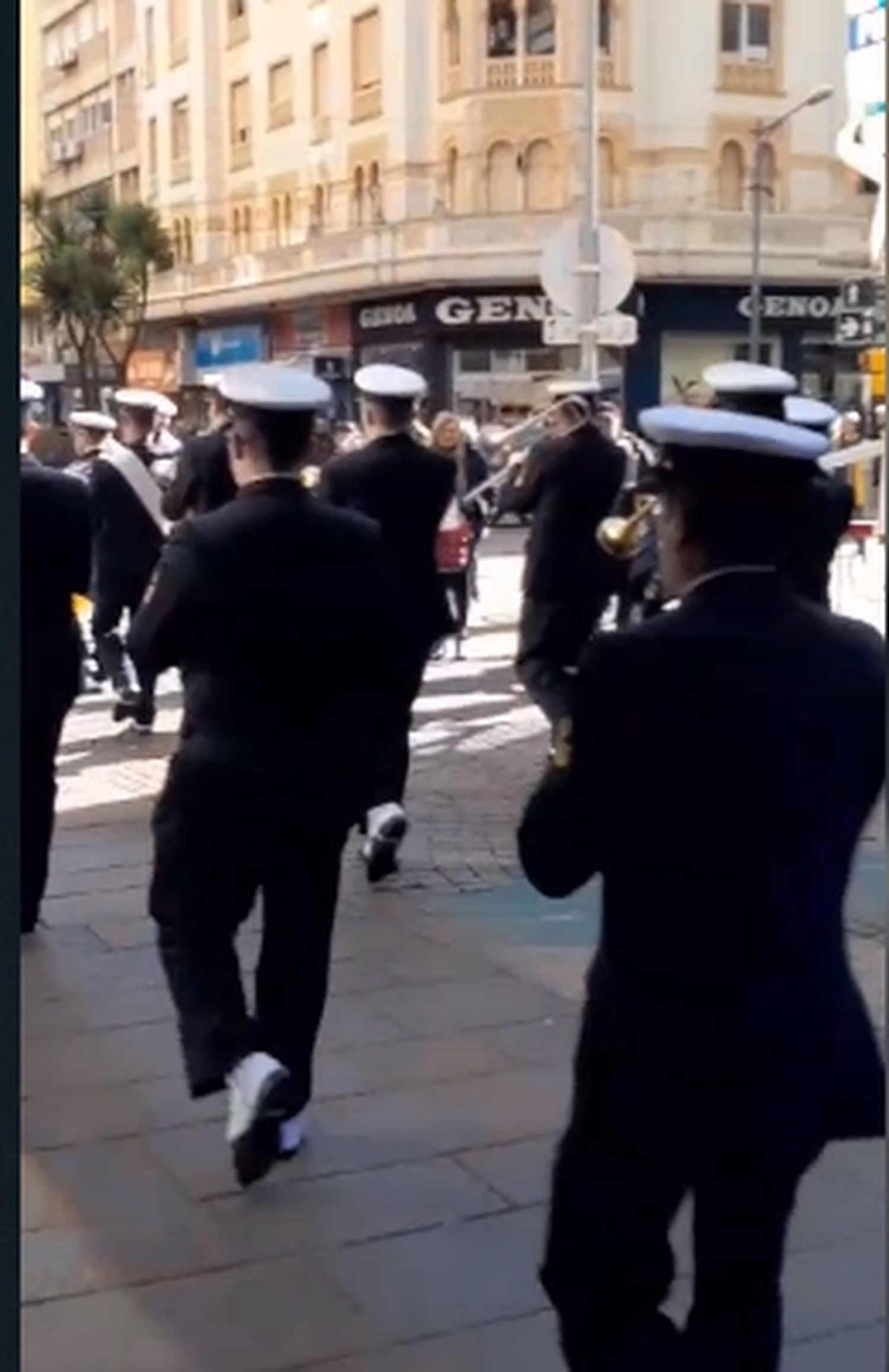 Los músicos recorrieron el centro de la ciudad al ritmo de las principales marchas militares.