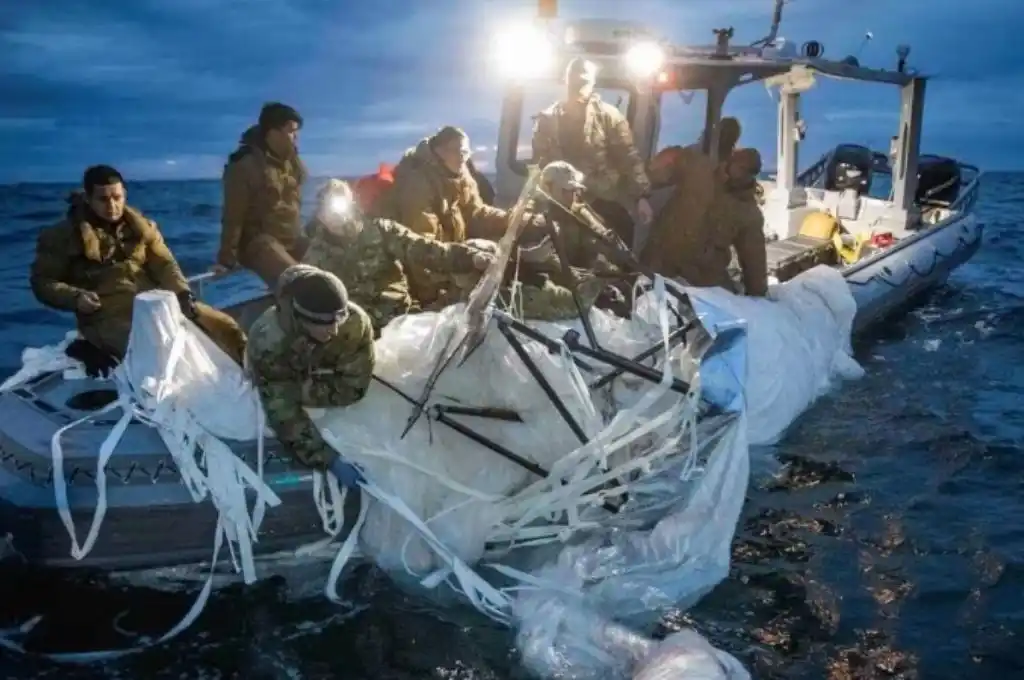 Estados Unidos mostró los restos recuperados del globo “espía” chino que derribaron