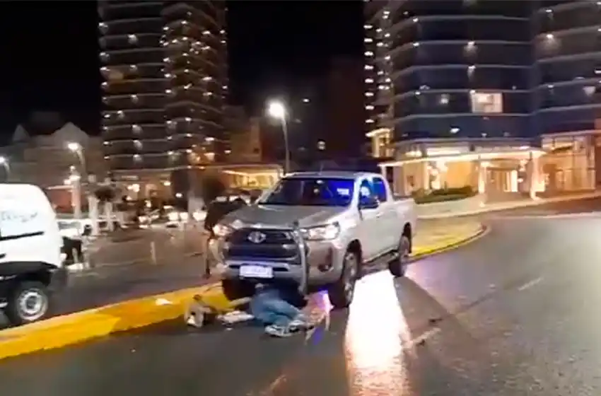 Borracho al volante chocó un semaforo y se incrustó en la dársena de la costa