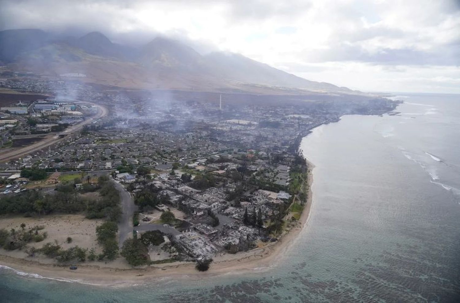 “Hay cadáveres flotando en el agua”: el estremecedor relato de un sobreviviente de los incendios en Hawái