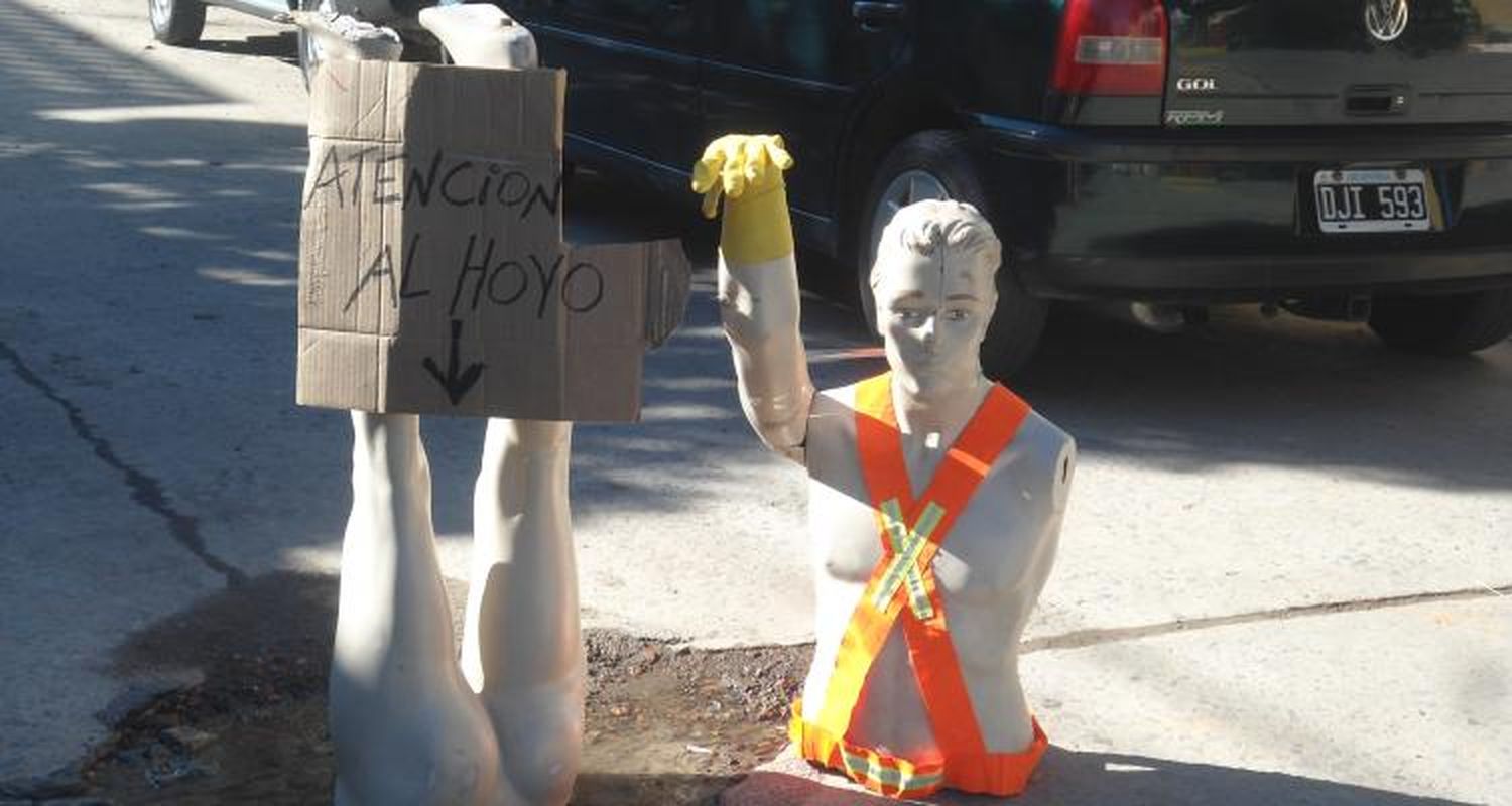 Agregaron elementos al maniquí que “reclama” por el bache de Salta entre 3 de Febrero y Ruiz Moreno
