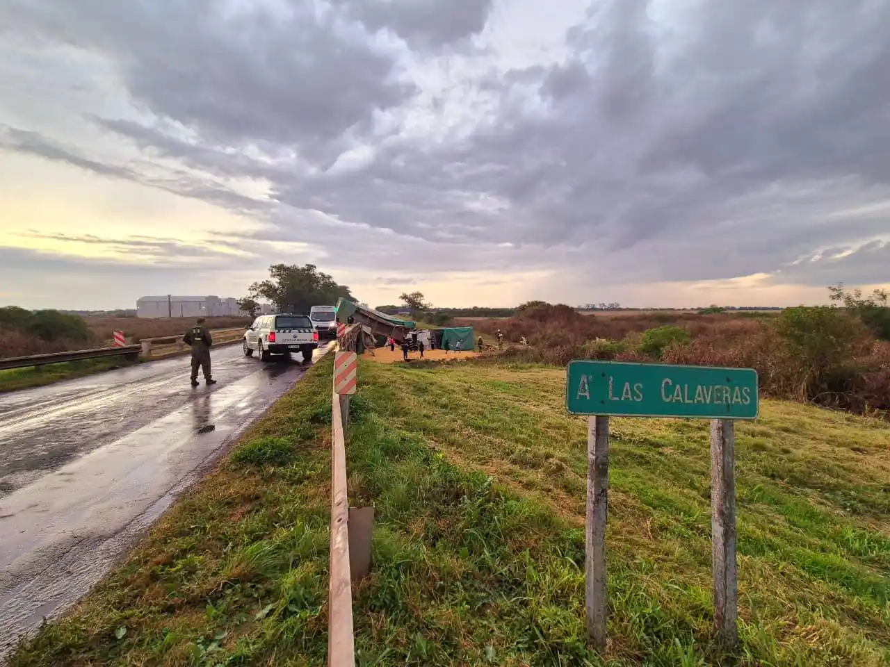 En plena época de cosecha un camión volcó con tolendas de soja en la ruta 34 | Crédito: RADIO RAFAELA - 1