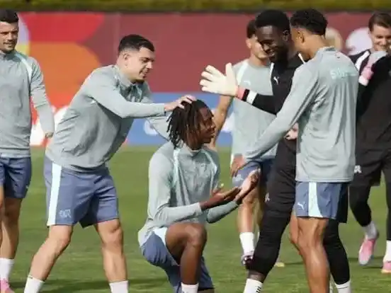 Suiza trabaja pensando en Argentina y espera por la evolución de una de sus figuras en al mitad de la cancha.
