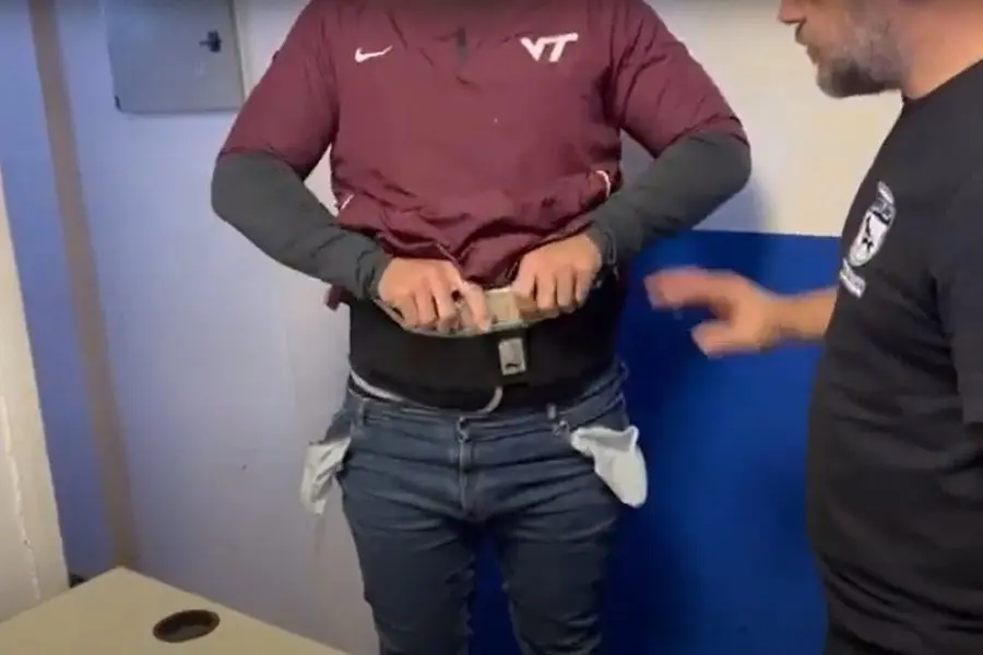 VIDEO | Cayó “el hombre celular”: intentó entrar al país con 26 equipos adosados a su cuerpo