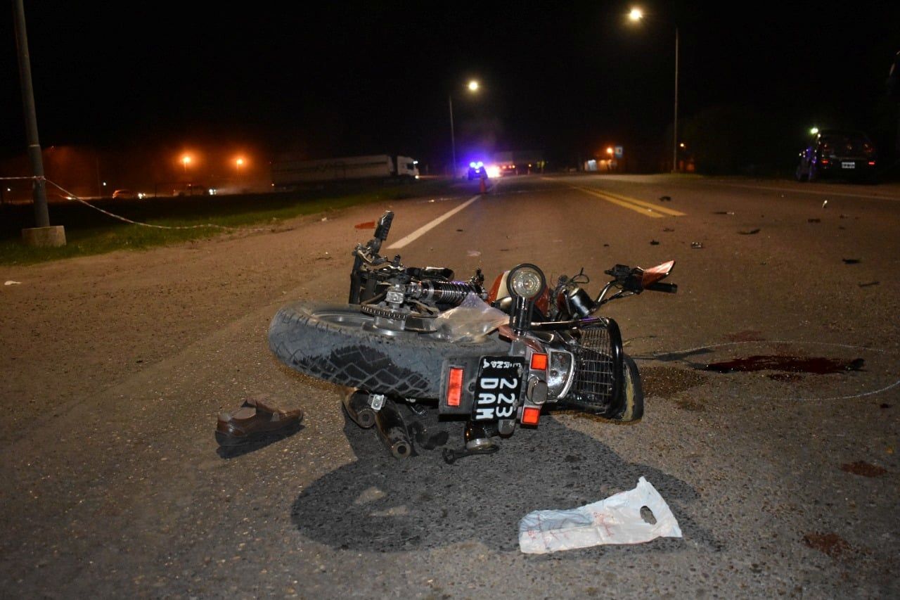 Motociclista lesionado al colisionar con un automóvil