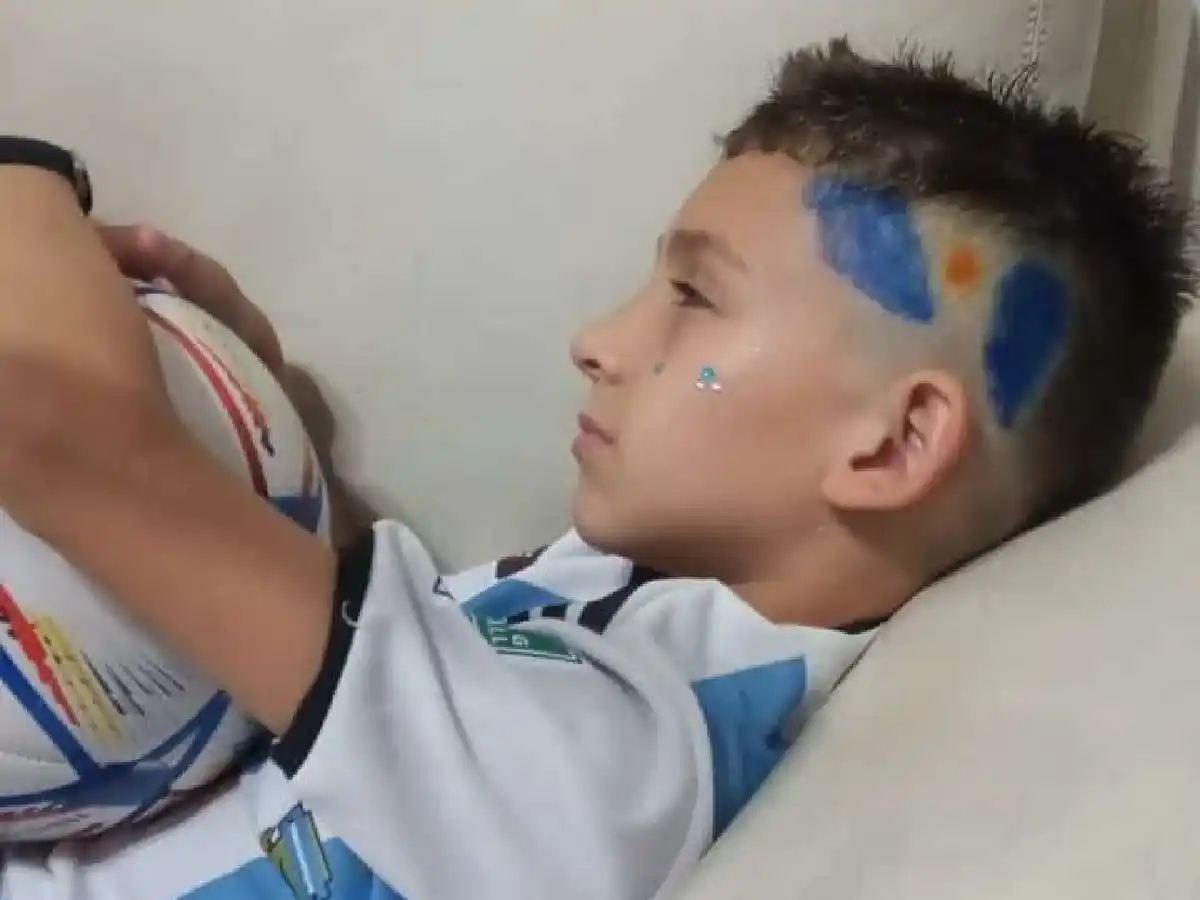 Todos quieren llevar la Bandera  en pelo como “Dibu” Martínez   