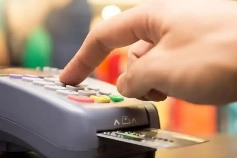 Por ley, quieren que en Santa Fe,  la tarjeta ajena "se mire y no se toque"