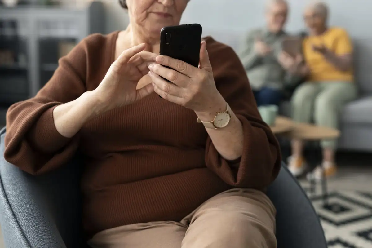 Impulsan la alfabetización digital para que adultos mayores usen con más autonomía la tecnología