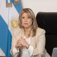 La funcionaria explicó que la decisión fue adoptada de manera conjunta con autoridades de seguridad estadounidenses, el comité organizador de la FIFA y representantes de la delegación argentina.