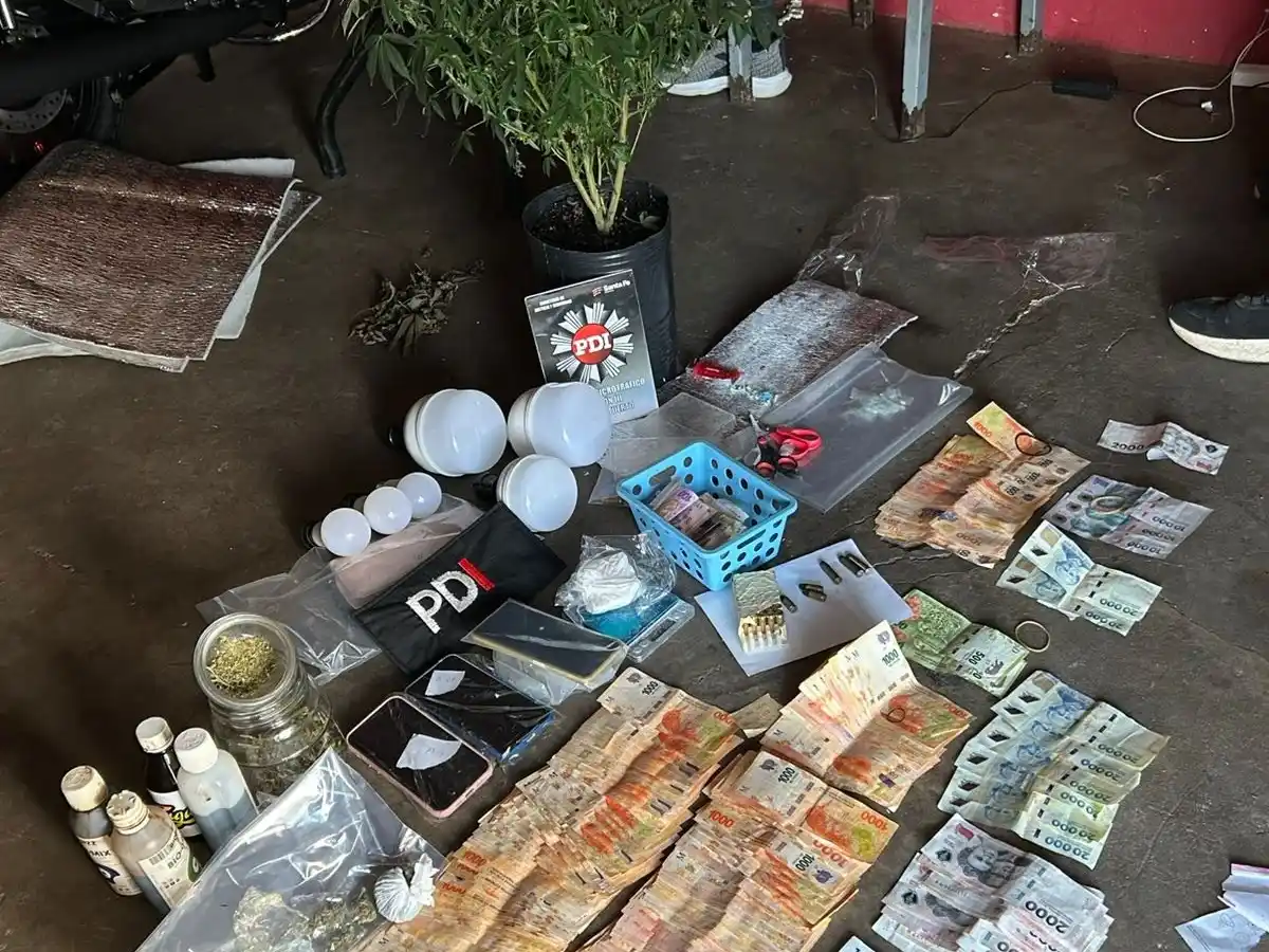 La pareja se movilizaba en motovehículos y autos, utilizando la Plaza de los Inmigrantes, ubicada a una cuadra de una escuela, como punto de encuentro para las maniobras de venta. Foto: Prensa PDI