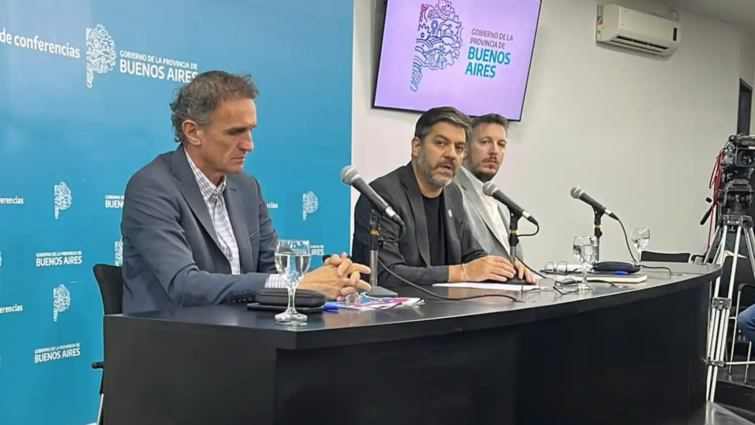 Carlos Bianco, en la conferencia de este lunes, junto a Gabriel Katopodis y Juan Cuattromo. Foto: @BelenBartoli