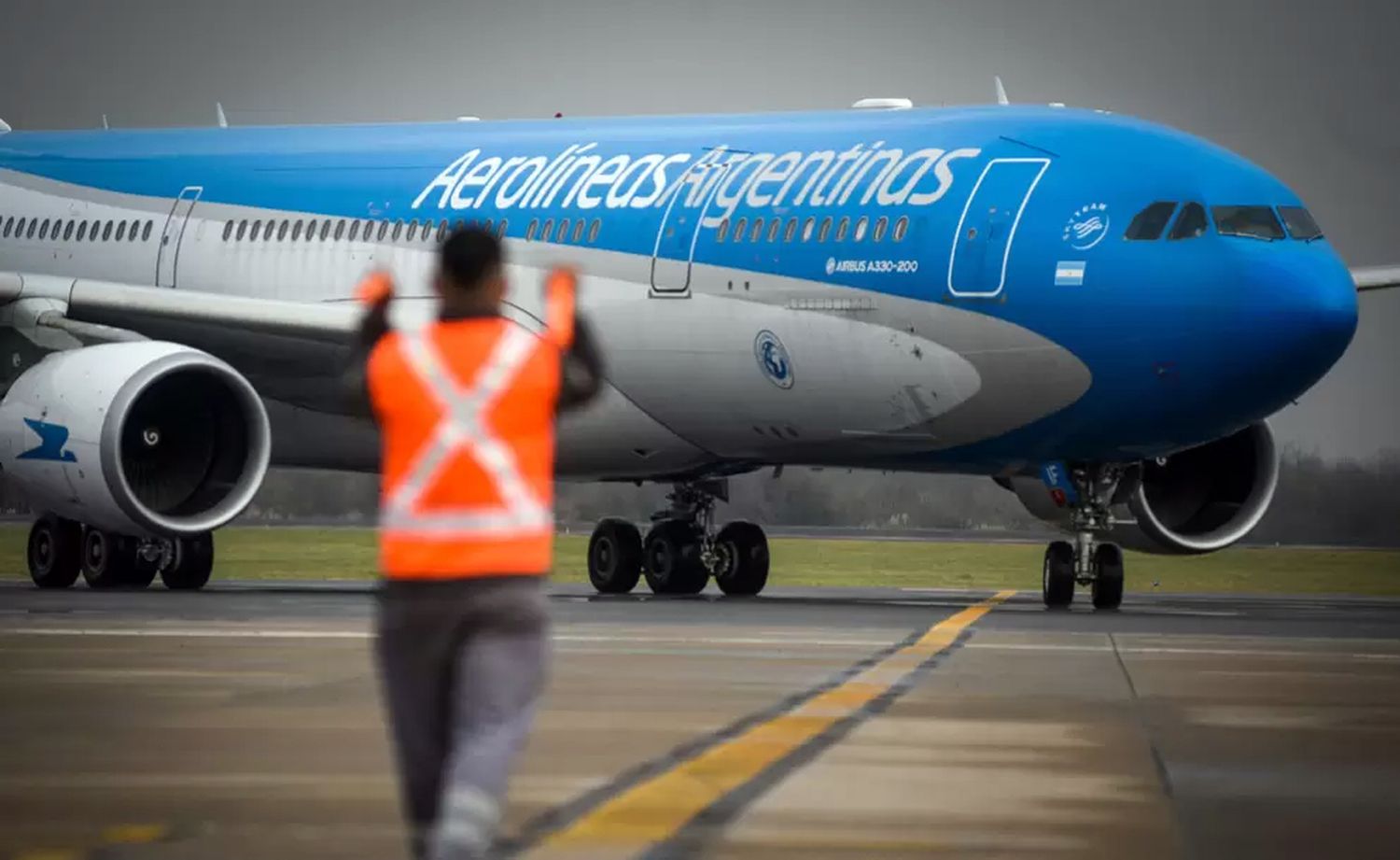 Un piloto de Aerolíneas Argentinas se jubiló y pidió disculpas a los pasajeros por los paros