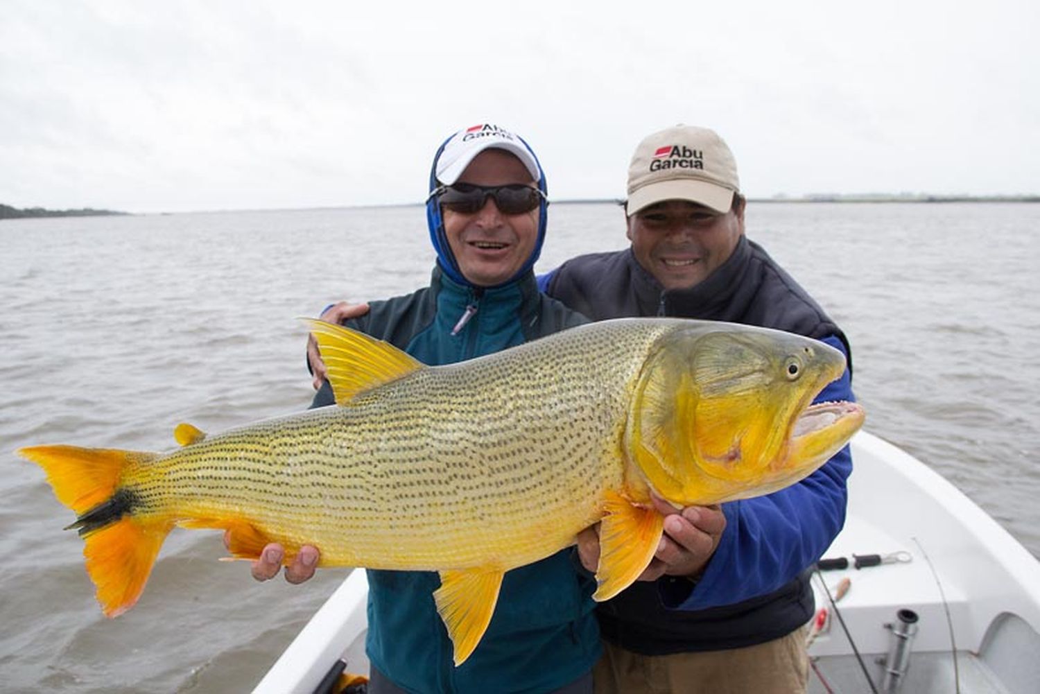 Pesca del Dorado: Paso de la Patria, colmada de turistas